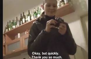 XXX Gli uomini hanno una ragazza per aiutarla casalinga amatoriale xxx con un vibratore