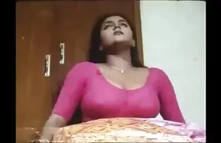 XXX Rita Daniels in abito di seta premiato per un ragazzo sul pavimento vicino al video xxx italiani amatoriali camino